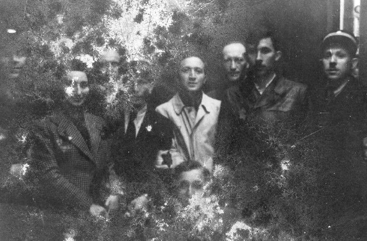 The photographer Mendel Grosman with a group of friends in the Lodz ghetto.